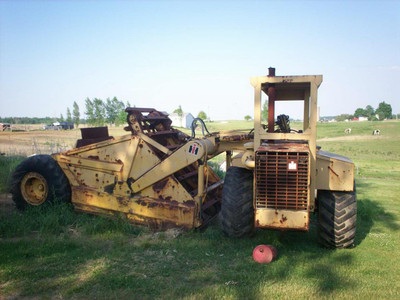 International D211 Self loading scraper