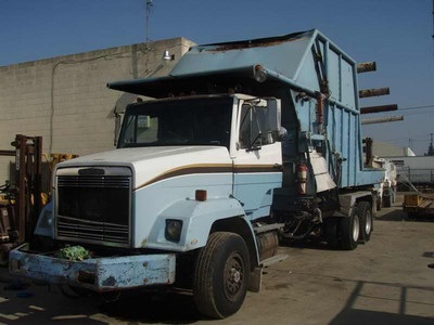 Freightliner Hay Grinding Feed Truck