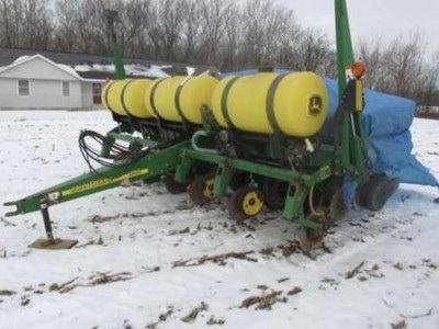 JOHN DEERE 1750 6-ROW PLANTER