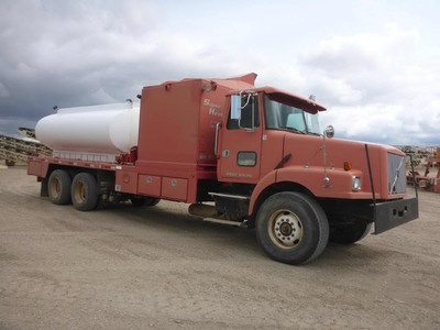 2000 VOLVO 2450 Gallon Hot Oil #2557