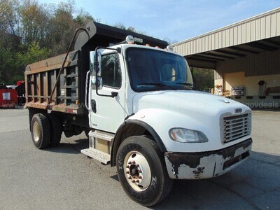  2005 Freightliner M2 single axle dump 