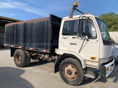 1995 UD 3000L CHIPPER TRUCK 