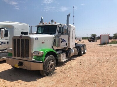  2014 Peterbilt 388 T/A Sleeper Truck