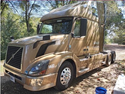 2015 Volvo VNL62T670 Semi-Tractor 