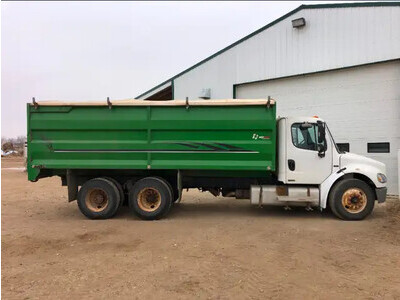 2004 Freightliner Grain Truck 