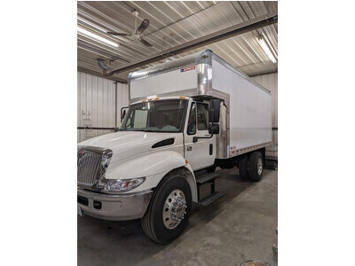 2003 International Durastar 4300 Box