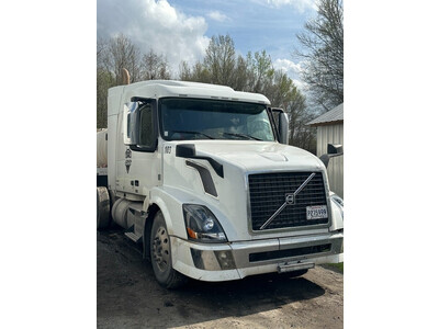 2014 Volvo VNL Semi-Tractor 