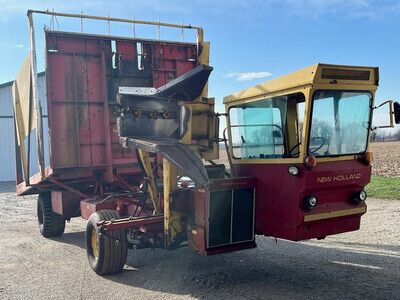 New Holland 1049 Stack Mover