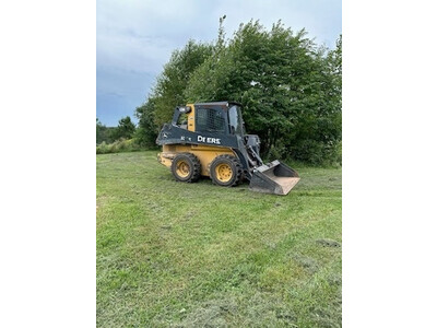  John Deere 320E Skid Steer Loader