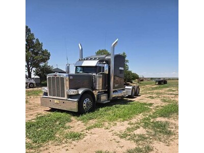 2022 Peterbilt 389 Semi Tractor