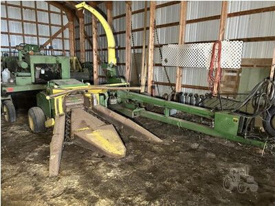 John Deere 3940 Harvester 