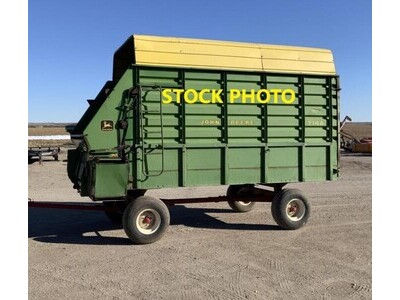 John Deere 716A Forage Wagon