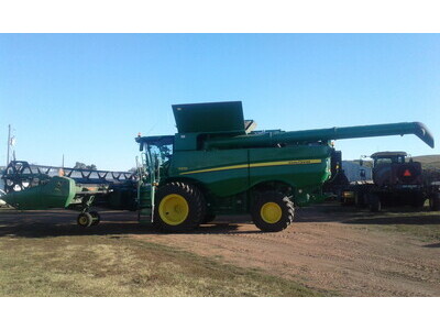 2016 John Deere S670 Combine
