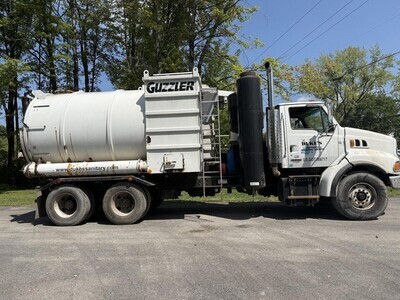 2004 Sterling LT9 � 3,500-Gallon Vacuum 