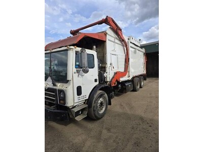 2014 Mack MRU613 CNG Front Load Truck