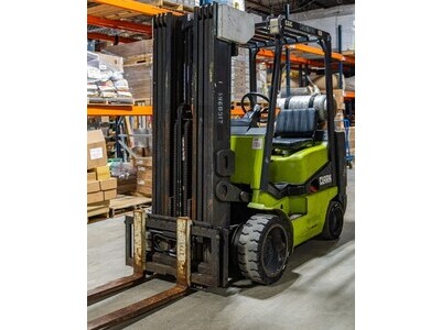 Clark CGC25 5000lb forklift