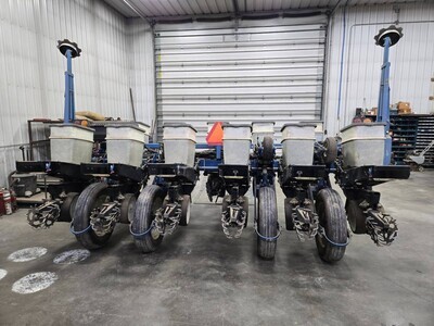 1995 Kinze 2000 6/11 Planter