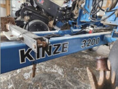 Kinze 3200 12R30 Planter 