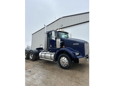 2001 Kenworth T800 Day Cab