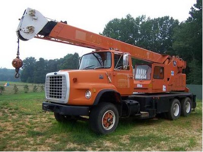 1985 Ford 8000 w/ 66 JLG Crane