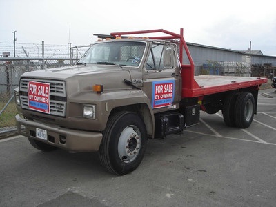 1993 Ford F-700 2 ton Flatbed farm truck