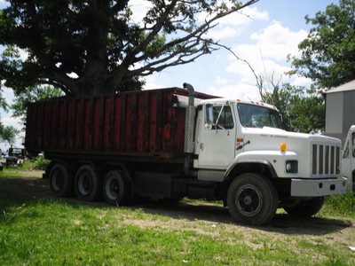 Roll off truck