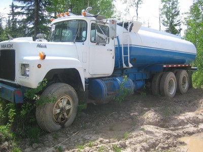Mack 100bbl water truck