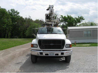 VersaLift-2000 Ford F750 Digger Derrick