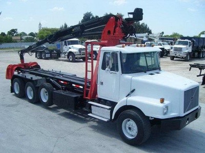 2000 Volvo WG64 Roll Off / Grapple Truck