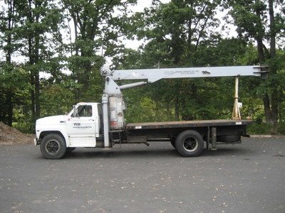 1984 FORD F700; JLG 8 TON CRANE MODEL 80