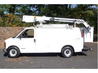 2002 CHEVY 3500; DURALIFT 29� BUCKET