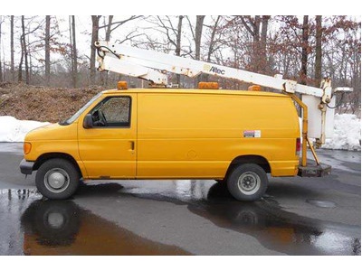 2003 Ford E350 VAN; ALTEC BUCKET AT200AV