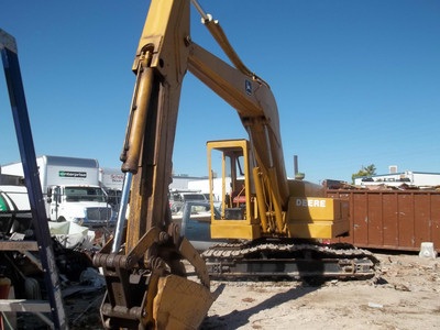 JOHN DEER ESCAVATOR -690 A- $11,000.00 