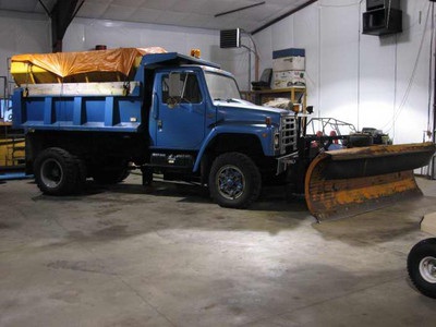 International 4x4 dump plow spreader