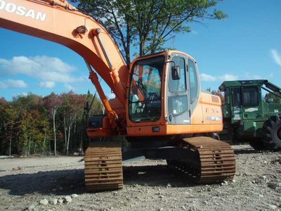 Doosan DX180LC with hydraulic thumb
